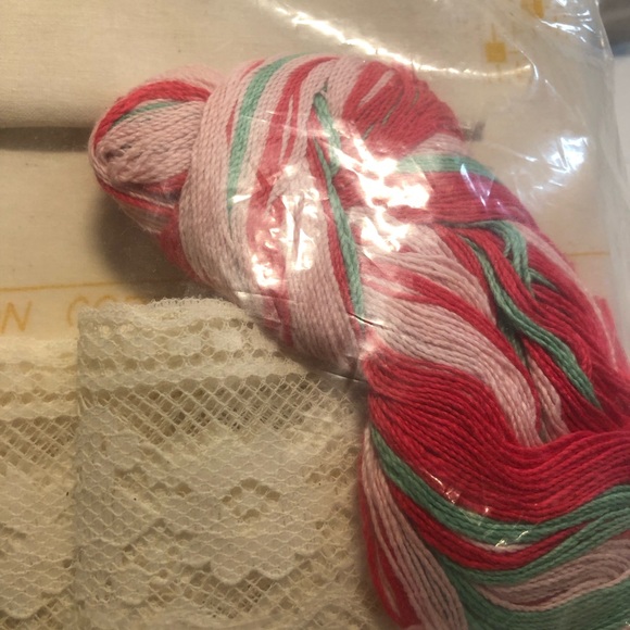 Vintage 1983 Paragon Needlecraft 14” Pillow Embroidery Kit with Lace Ruffle NOS - Picture 8 of 15